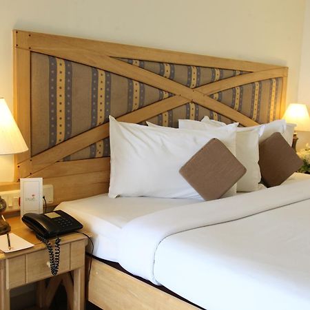 Lotus 8 Hotel Nedumbassery Eksteriør bilde