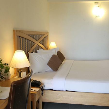 Lotus 8 Hotel Nedumbassery Eksteriør bilde