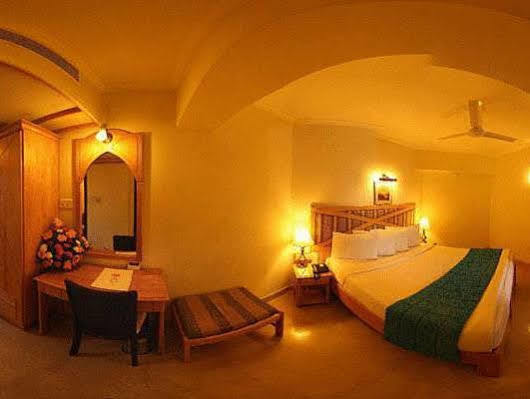 Lotus 8 Hotel Nedumbassery Eksteriør bilde