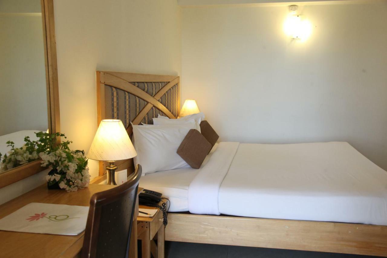 Lotus 8 Hotel Nedumbassery Eksteriør bilde